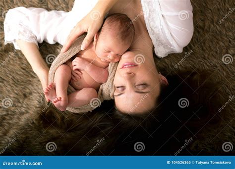 madre che abbraccia neonata vestita con felpa prenatal bianca