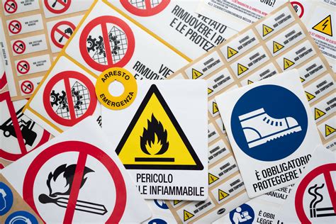dettaglio chiusura di sicurezza e protezione mento su felpa prenatal
