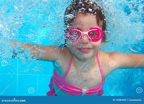 Bambina in piscina