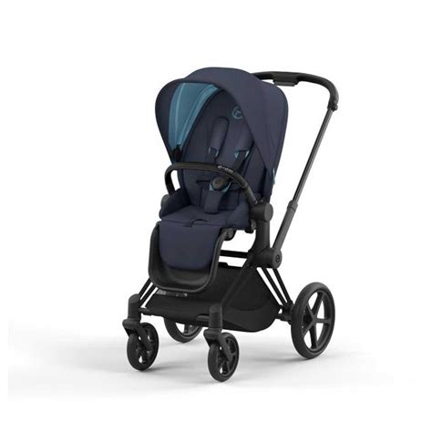 Un passeggino CYBEX PRIAM con il bambino seduto fronte strada