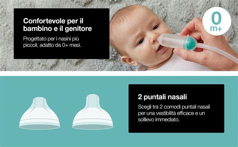 Genitore che consola il bambino durante l'aspirazione nasale