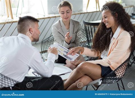Immagine di persone che discutono con professionisti della salute