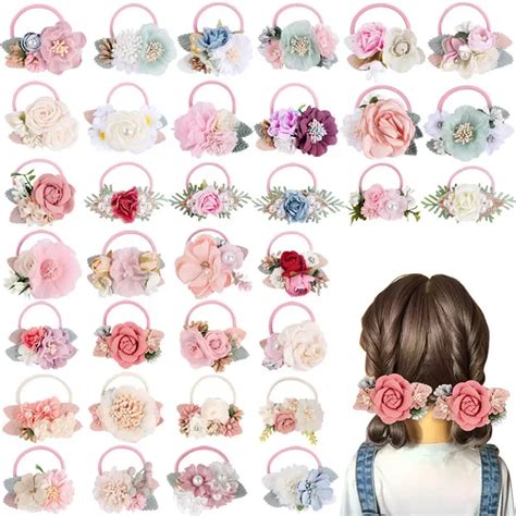 Esempio di accessori a tema floreale per capelli e polsi