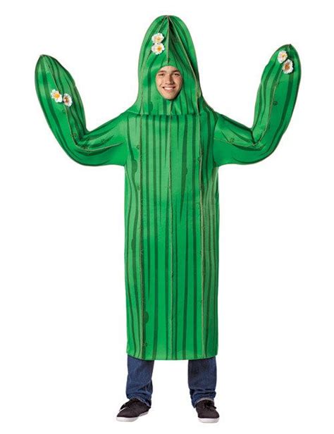 Costume da cactus per bambini realizzato con una maglietta verde e scovolini