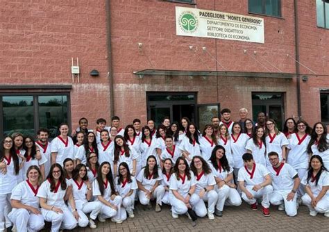 Studenti di infermieristica durante una lezione pratica