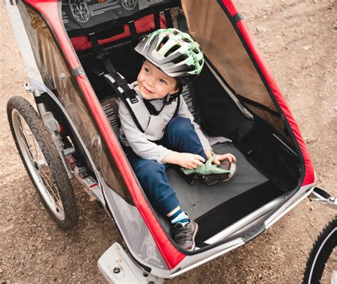 bambini di diverse età in un carrello bici