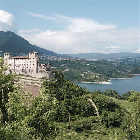 Famiglia con passeggino e vista su Castel Cles