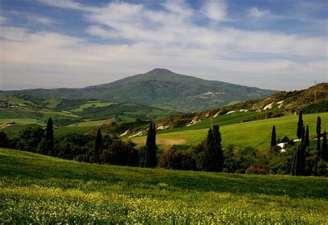 Panorama boschivo del Monte Amiata con formazioni rocciose trachitiche