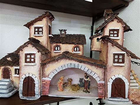 Famiglia che crea un presepe fai da te