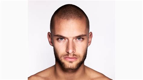 Uomo maturo con barba curata e testa rasata