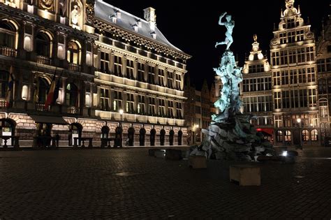 Statua di Silvio Brabone nel Grote Markt di Anversa
