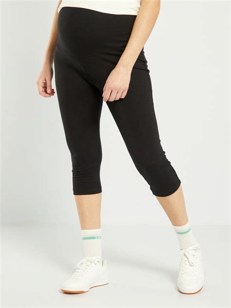 Donna incinta che indossa comodi leggings premaman