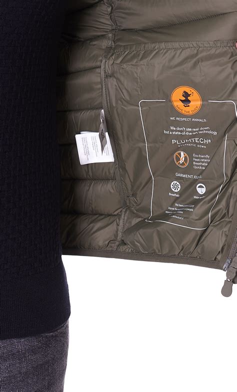 Dettaglio del tessuto lucido e delle impunture del giubbotto Save The Duck Maggy