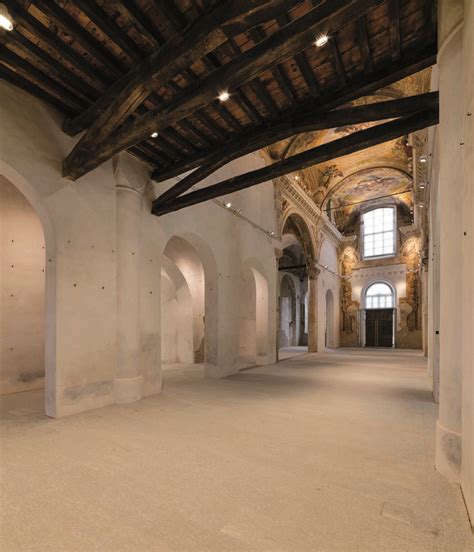 Interno ristrutturato di un ex monastero con elementi storici e arredi moderni