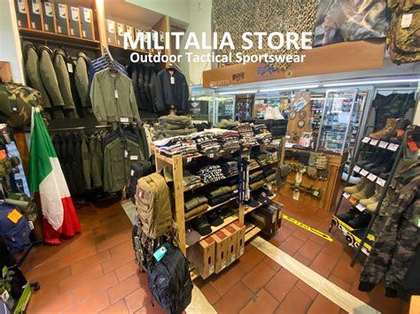 Interno del magazzino di Italia Militare con una vasta selezione di prodotti