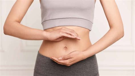 Applicazione di crema elasticizzante sulla pancia di una donna incinta