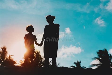 Silhouetta di madre e figlio al tramonto