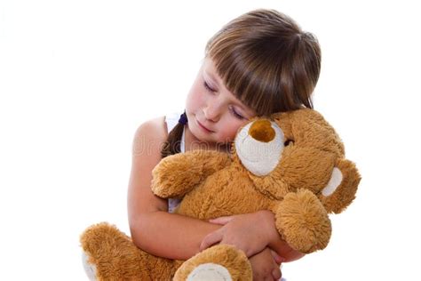 Bambino che abbraccia un pupazzo morbido