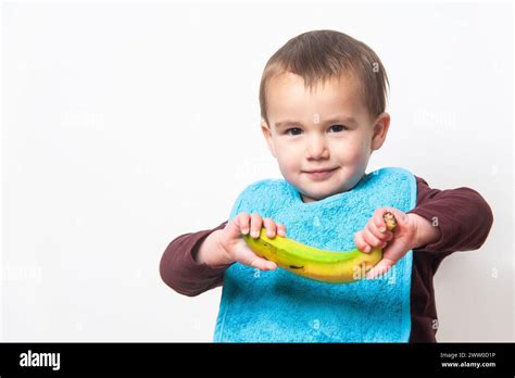 Bambino che indossa un bavaglino ricamato