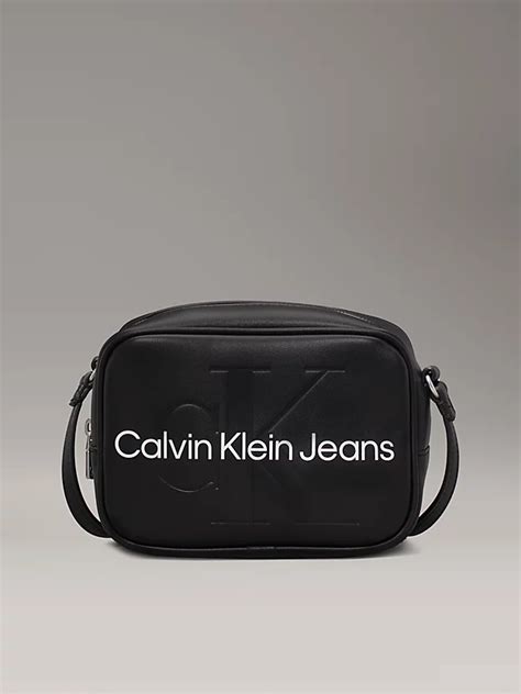 Dettaglio della tracolla regolabile e dei manici della borsa fasciatoio Calvin Klein