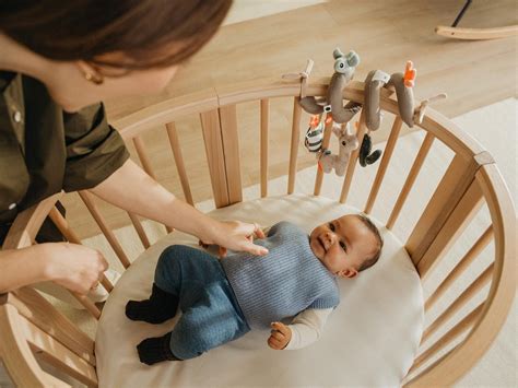 Genitore che culla dolcemente il proprio bambino