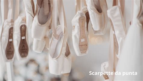 Bambina che indossa scarpette da danza classica