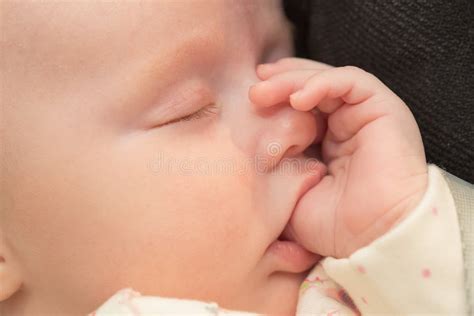 Bambino che succhia il pollice