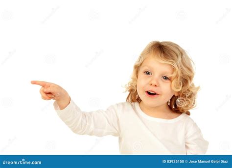 Bambino che indica un oggetto con il dito