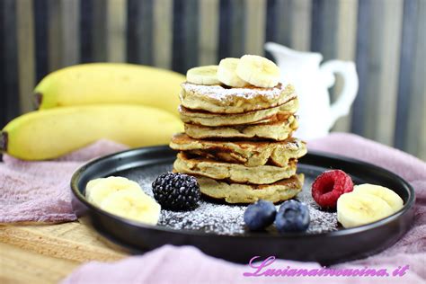 Bambino che mangia pancake alla banana