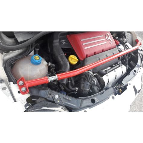 Dettaglio tecnico di una barra duomi montata nel vano motore