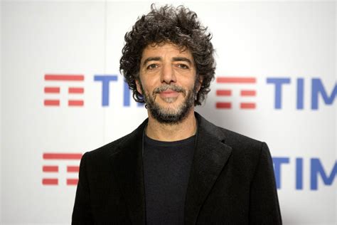 Max Gazzè che guarda pensieroso