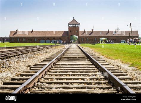 Josef Mengele all'ingresso del campo di Auschwitz-Birkenau