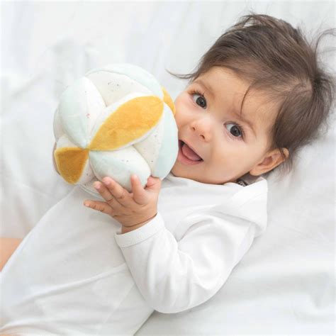 Neonato che gioca con una palla sensoriale Montessori