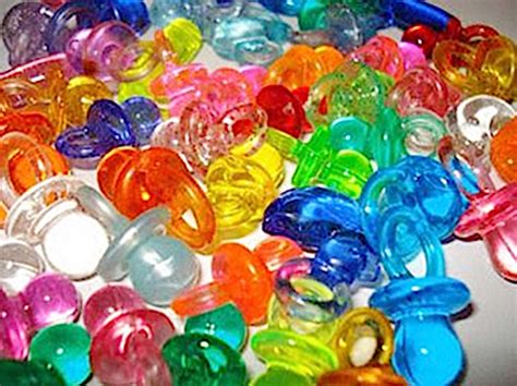 Vari tipi di custodie per ciucci in diversi materiali e colori