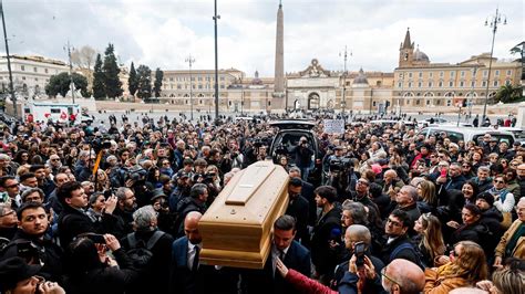 folla ai funerali di un bambino