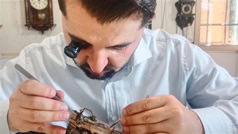 Uomo che sistema oggetti antichi con cura