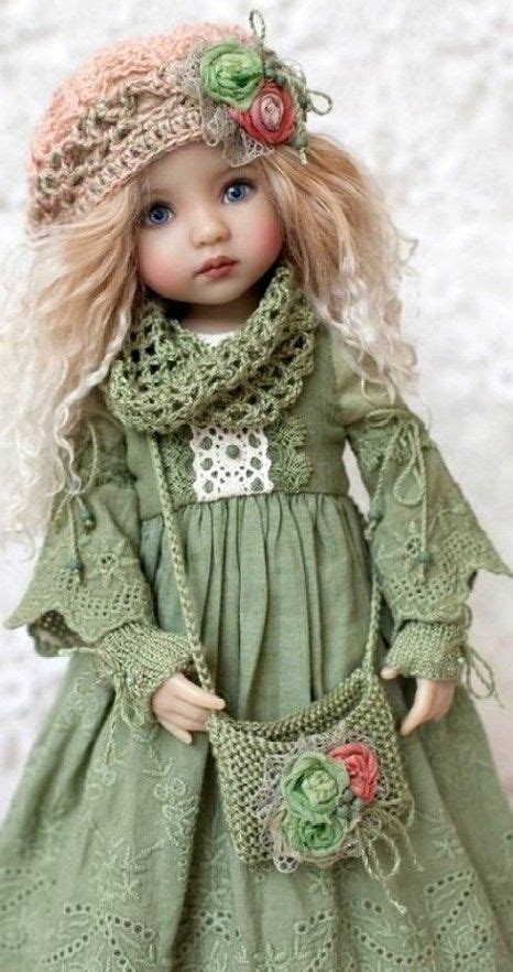Bambina che stira i vestiti delle bambole