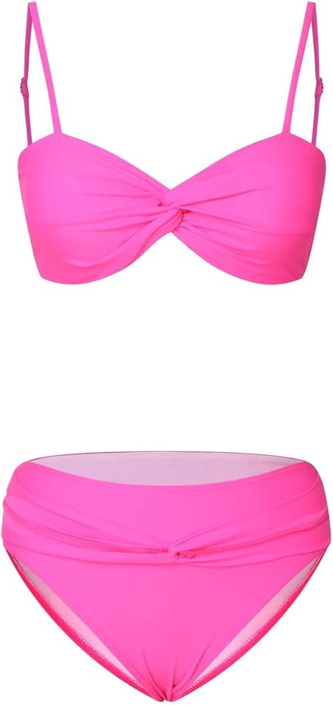 Donna in gravidanza che sceglie un costume da bagno in una boutique