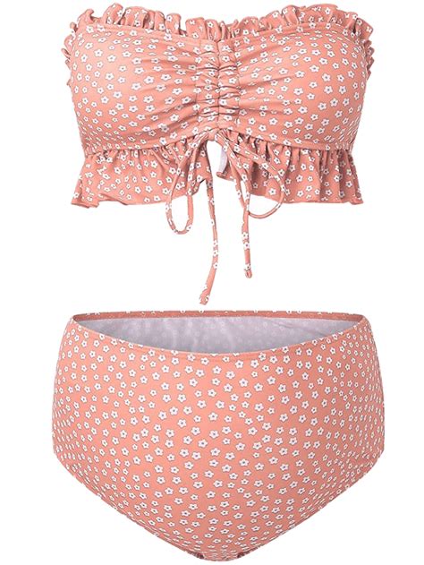 Vari modelli di costumi premaman esposti in un negozio specializzato