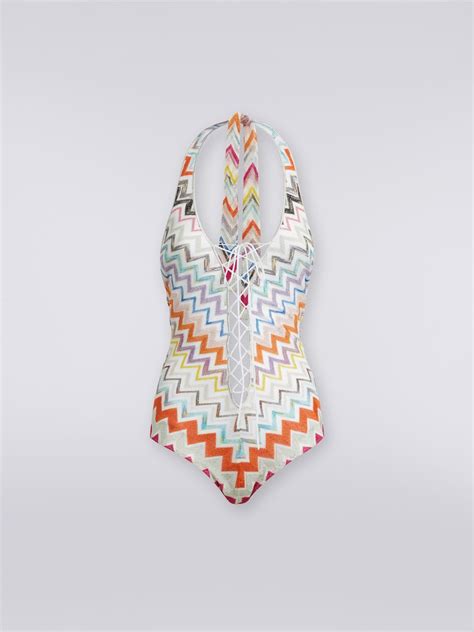 Una selezione di costumi da bagno eleganti per mamme che allattano