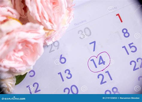 Coppia che pianifica un threesome con calendario