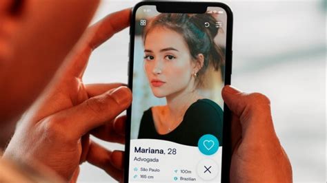 Schermata di app di incontri con profili di coppia