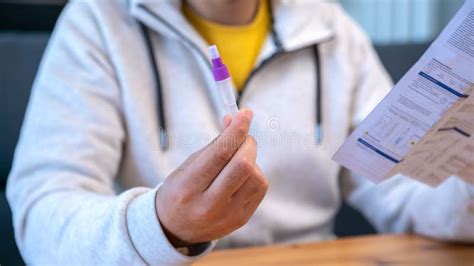 Uomo che esegue un test di fertilità domestico