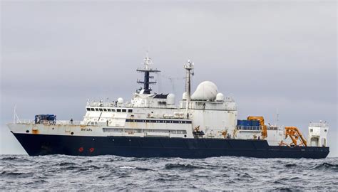 veduta panoramica di una nave soccorritrice nel Mediterraneo