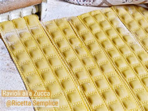 Piastra con ravioli fatti in casa conditi con una vellutata crema di funghi e spolverata di parmigiano