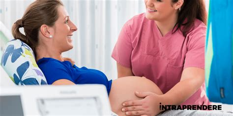 Mamma in attesa e ostetrica durante un corso