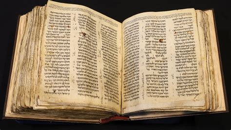 Antica pergamena ebraica che mostra il testo di Isaia 7:14