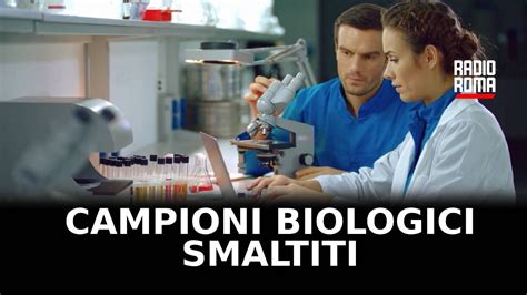 Personale medico durante la gestione di campioni biologici in laboratorio