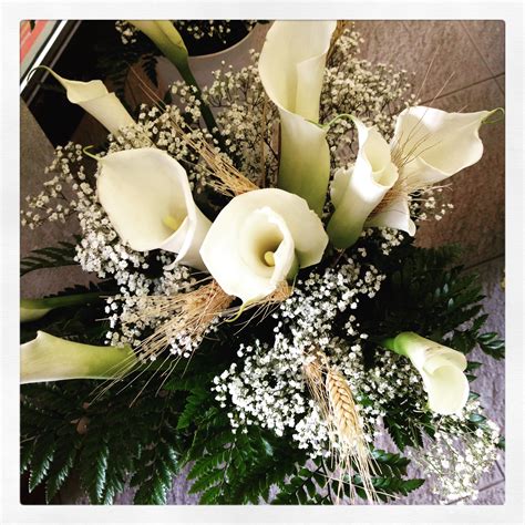 tavolata elegantemente allestita per la prima comunione con fiori freschi e dettagli in pizzo