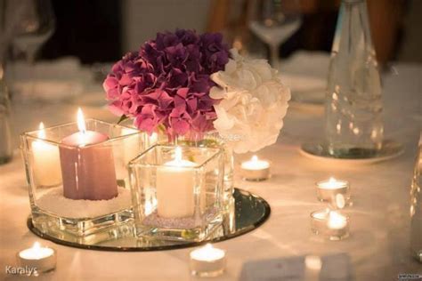 centrotavola con candele e fiori secchi in un'atmosfera romantica